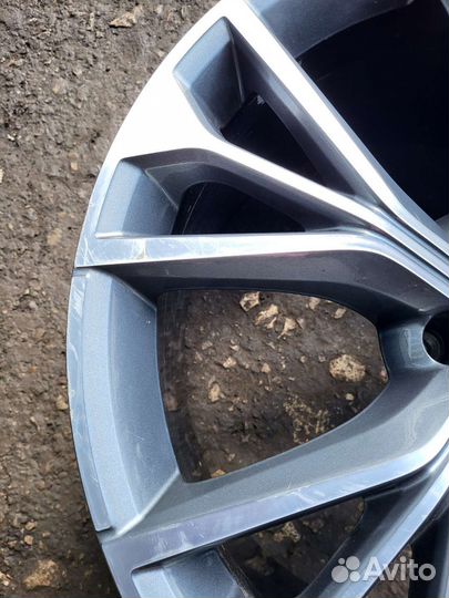 Q8 диск колесный 1штука неб.дефект