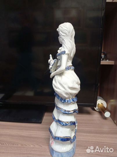 Фарфоровая скульптура большая