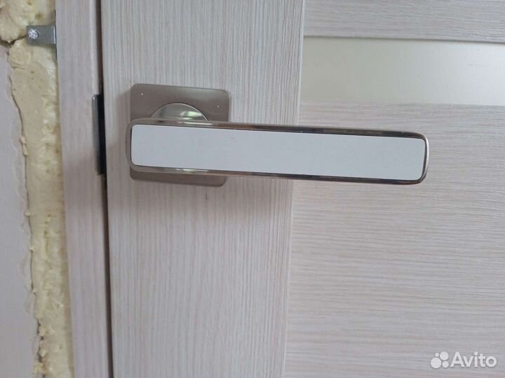 Новые белые дверные ручки для межкомнатных дверей