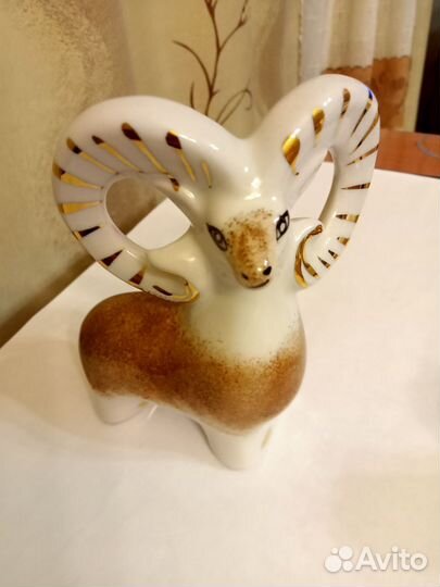 Статуэтка фарфоровая баран