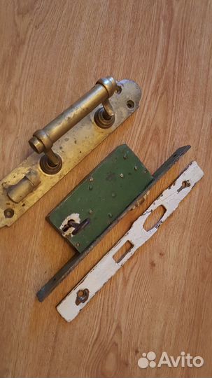 Дверная ручка с замком старинная
