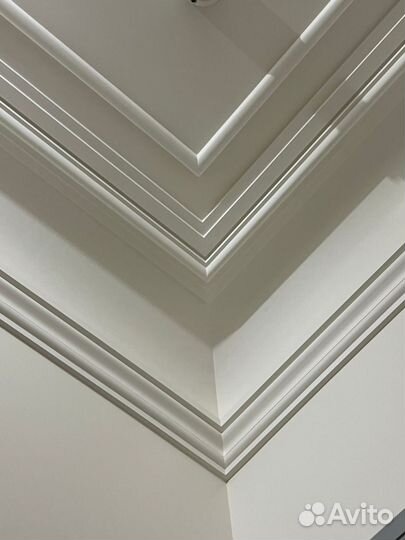 Карниз лепной из гипса, потолочный