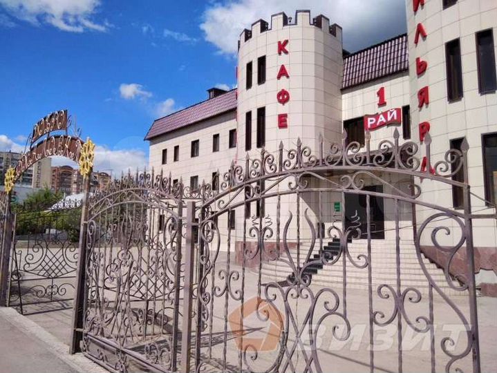 Офис с окном и парковкой