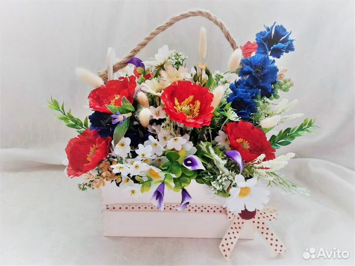 Корзинка с искусственными полевыми цветами
