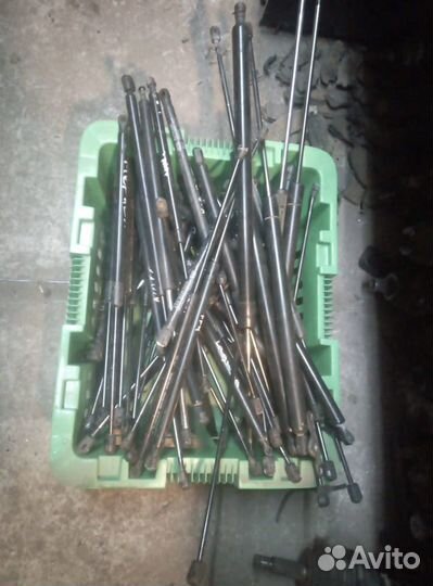 Амортизатор багажника и капота на иномарки