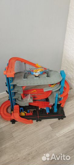 Игровой трек Hot Wheels Гараж Мега Акула