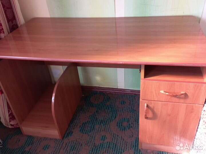 Стол и шкаф