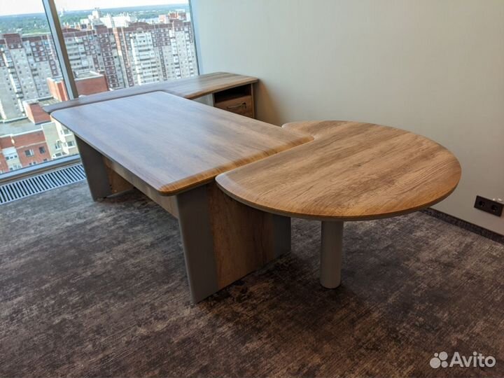 Стол руководителя с приставкой и тумбой. С ндс