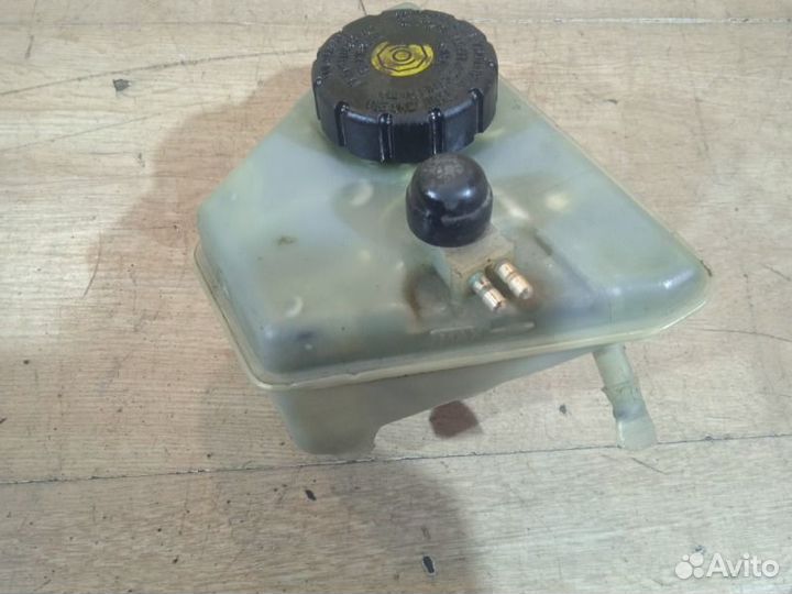 Бачок главного тормозного цилиндра Mercedes-Benz