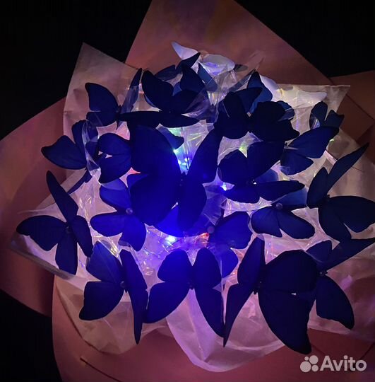 Букет с бабочками светящейся