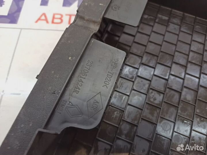 Крышка аккумулятора Renault Megane 3 237061424R