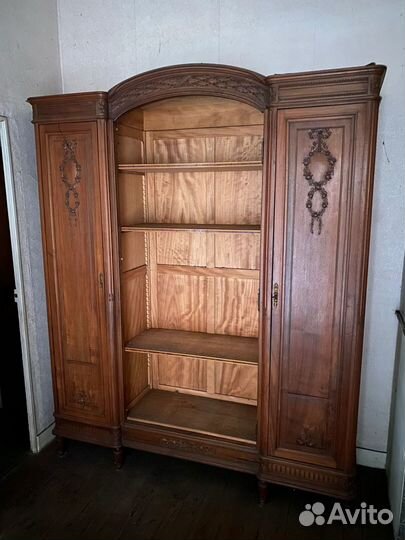 Винтажный книжный шкаф