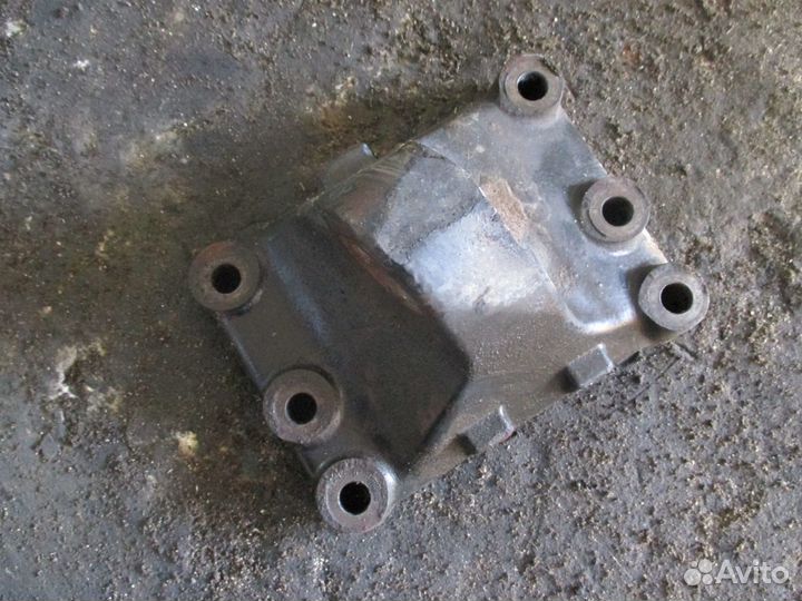 Кронштейн гидроцилиндра подруливающего моста к рам