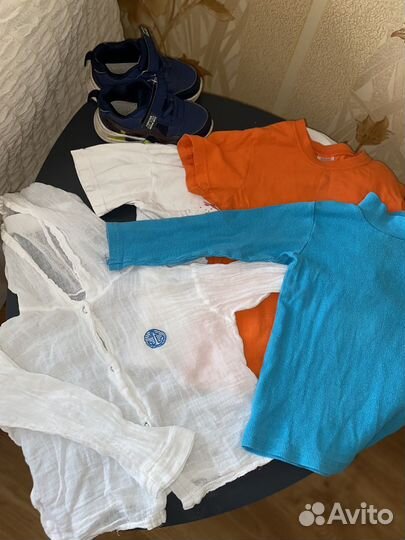Пакетом одежда и кроссовки
