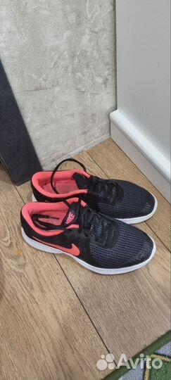 Кроссовки женские