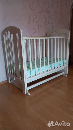 Детская кроватка с маятником