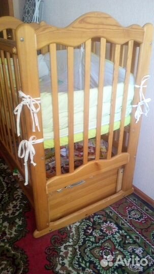 Детская кроватка с маятником