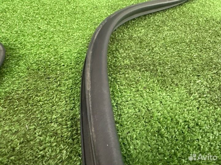 Уплотнитель двери задний правый Hyundai Elantra 4