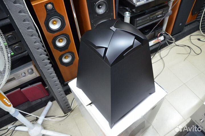 Сабвуфер активный JBL SUB140p\230 новый