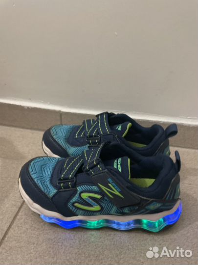 Кроссовки skechers светящиеся р28 (18см)