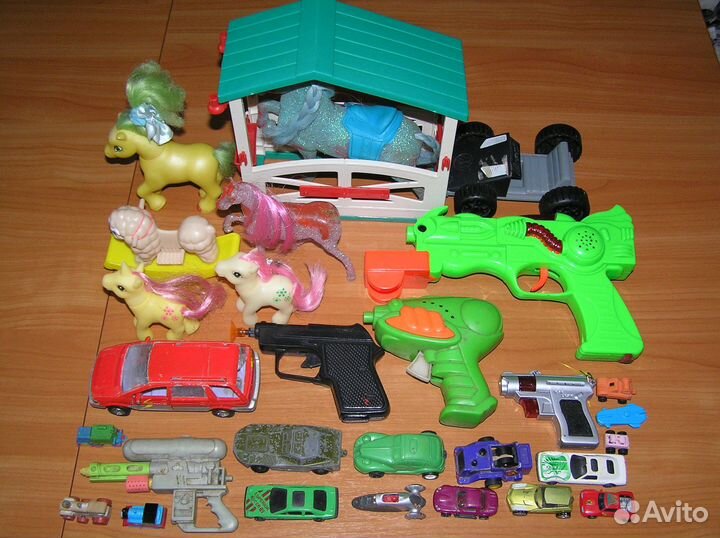 Игрушечные лошади, машинки и пистолеты