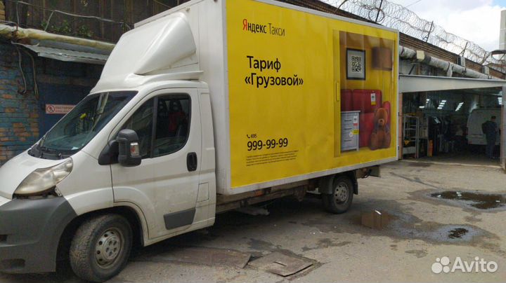 Водитель на грузовой на своем авто