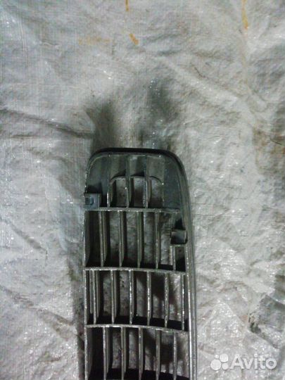 Решетка радиатора передняя Nissan Bluebird