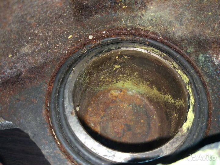 Суппорт левый Mitsubishi Dingo 1998-2002 CQ2A 4G93