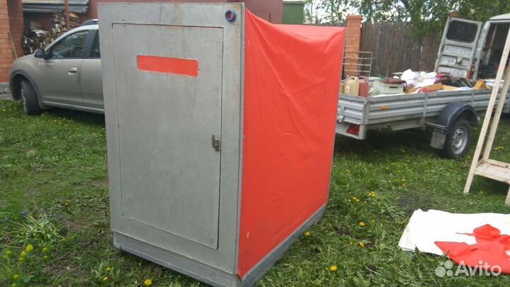 Домик для зимней рыбалки на лыжах