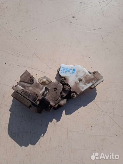 Замок двери задний правый Nissan Terrano 2 Ниссан