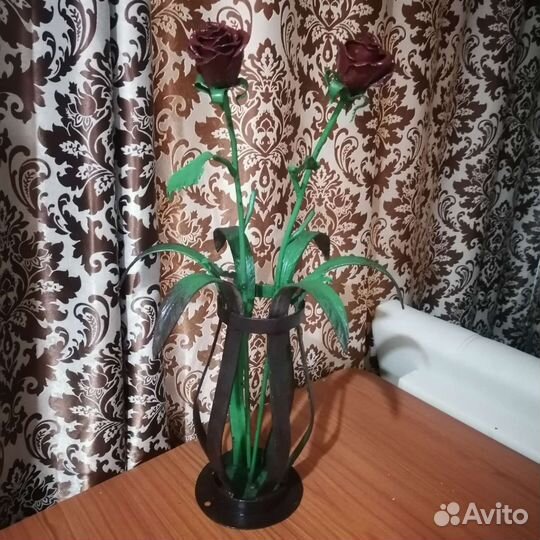 Кованая роза с вазой на кладбище