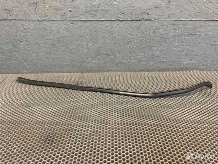 Уплотнительная резинка боковой двери передняя