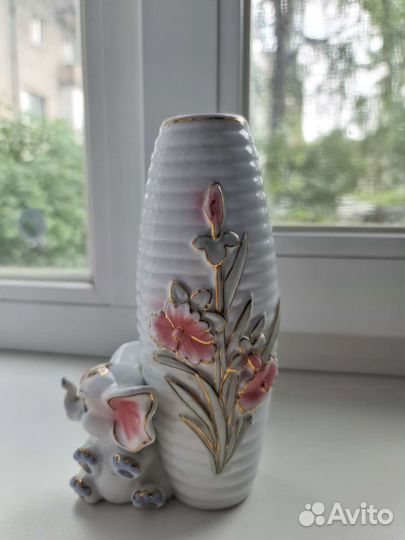 Ваза со слоном