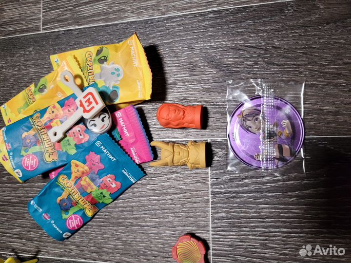Пакетом фигурки-игрушки из Киндера и других