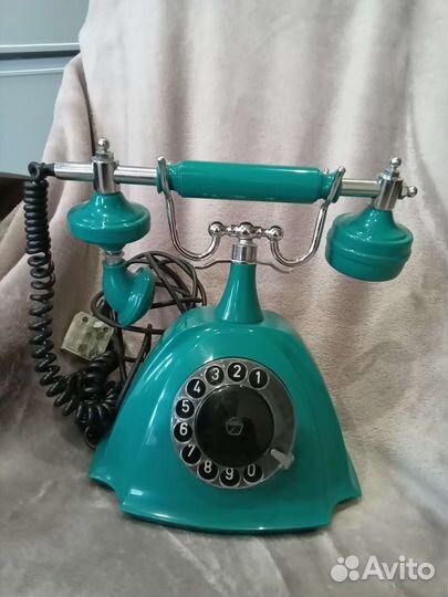 Старый стационарный телефон СССР