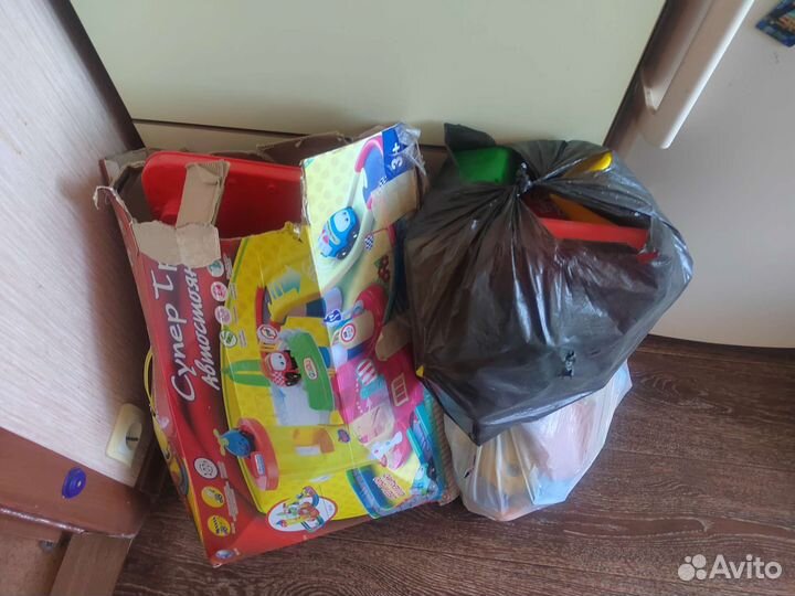 Автостоянка и парковка вертолетов для малышей