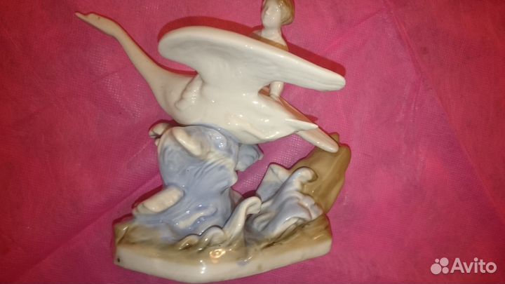 Фарфоровая статуэтка