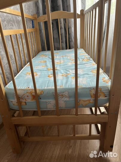 Детская кроватка с маятником