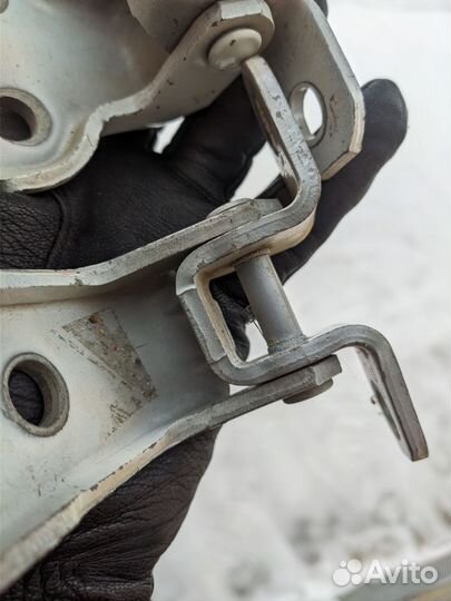 Петли правой двери Toyota Camry