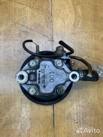 Насос гидроусилителя руля Mitsubishi Carisma