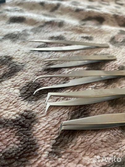 Пинцет и ресницы для наращивания