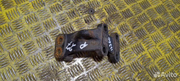 Кронштейн кпп правый Man Tgl