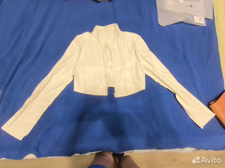 Женская короткая куртка из искусственной кожи