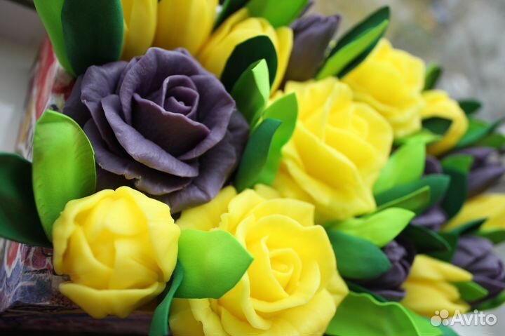 Букет из мыльных роз и тюльпанов в деревянном ящик