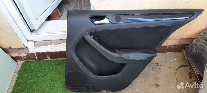 Обшивка двери задний правый на фольсваген джетта 6