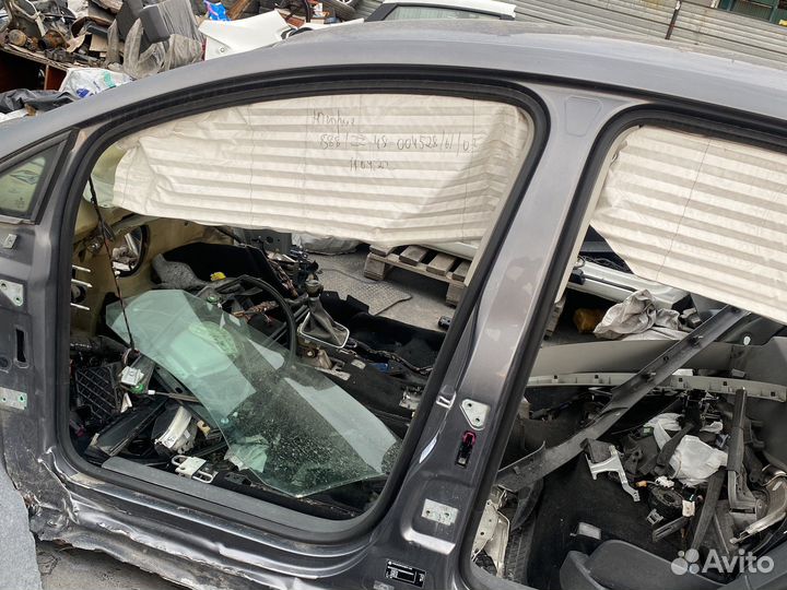 Уплотнитель передний левый vw Golf plus