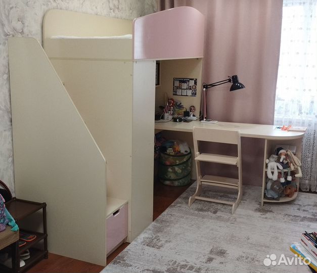 Детская кровать чердак со столом и шкафом