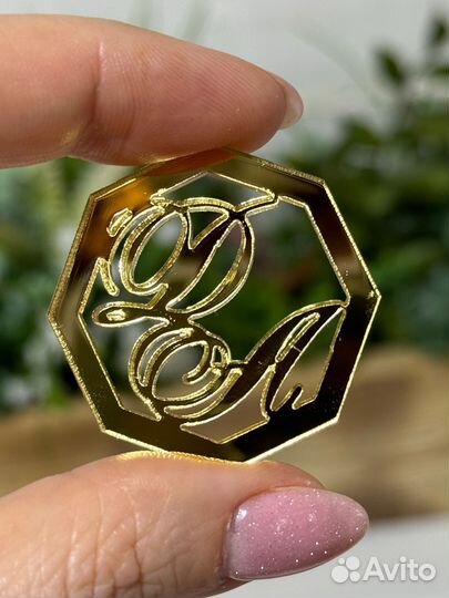 Медальон резной для свадебных бутылок