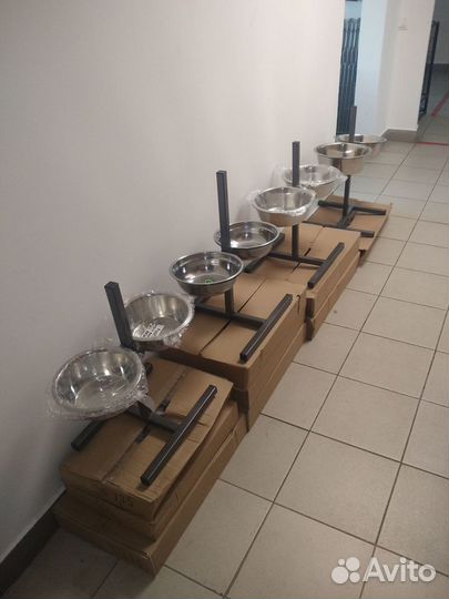 Миски на подставке, стойке