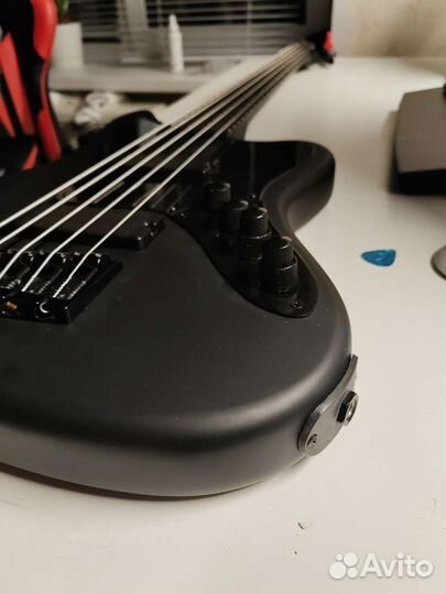 Бас гитара 5 струн Colossus